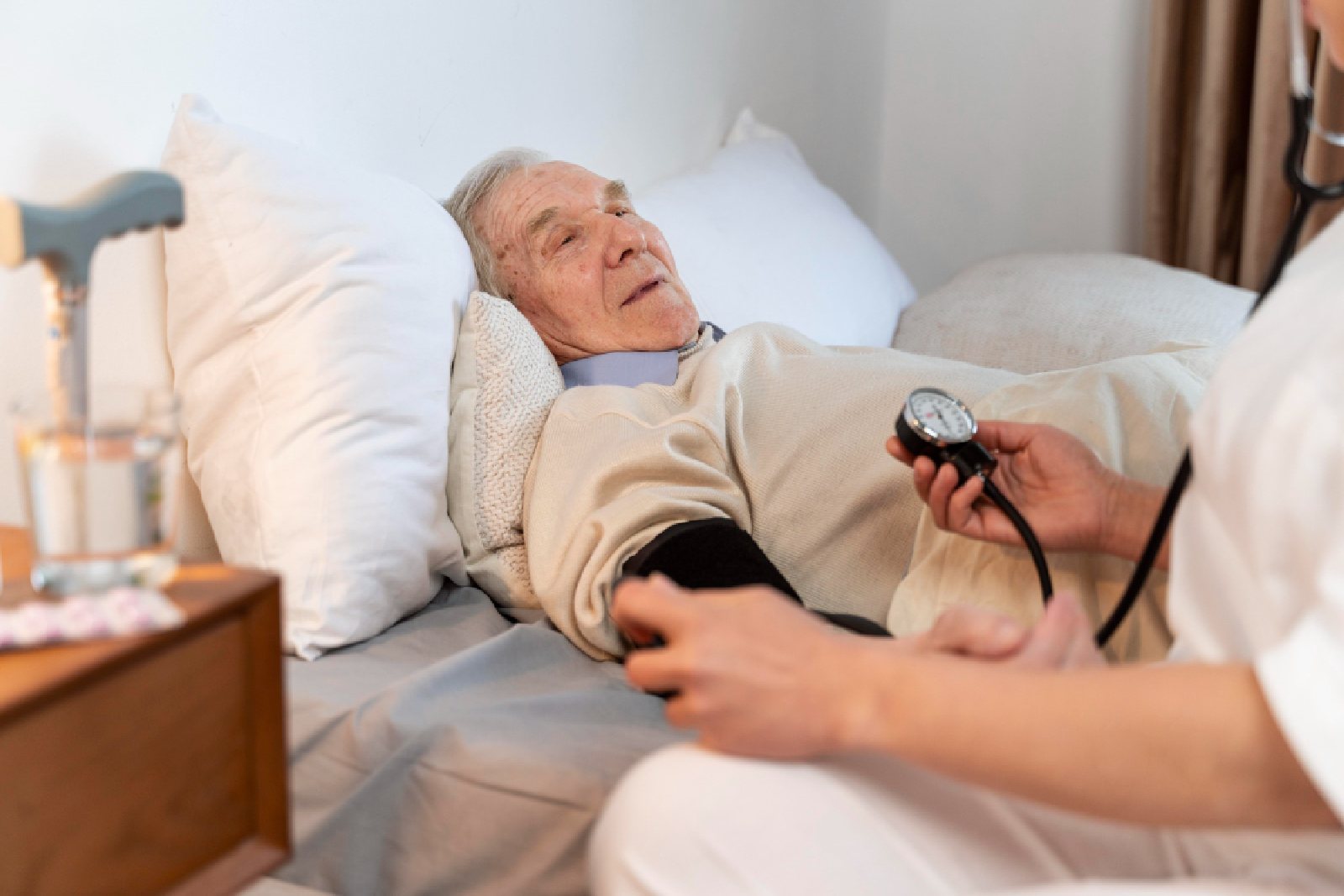 Kleidung fuer pflegebeduerftige Senioren