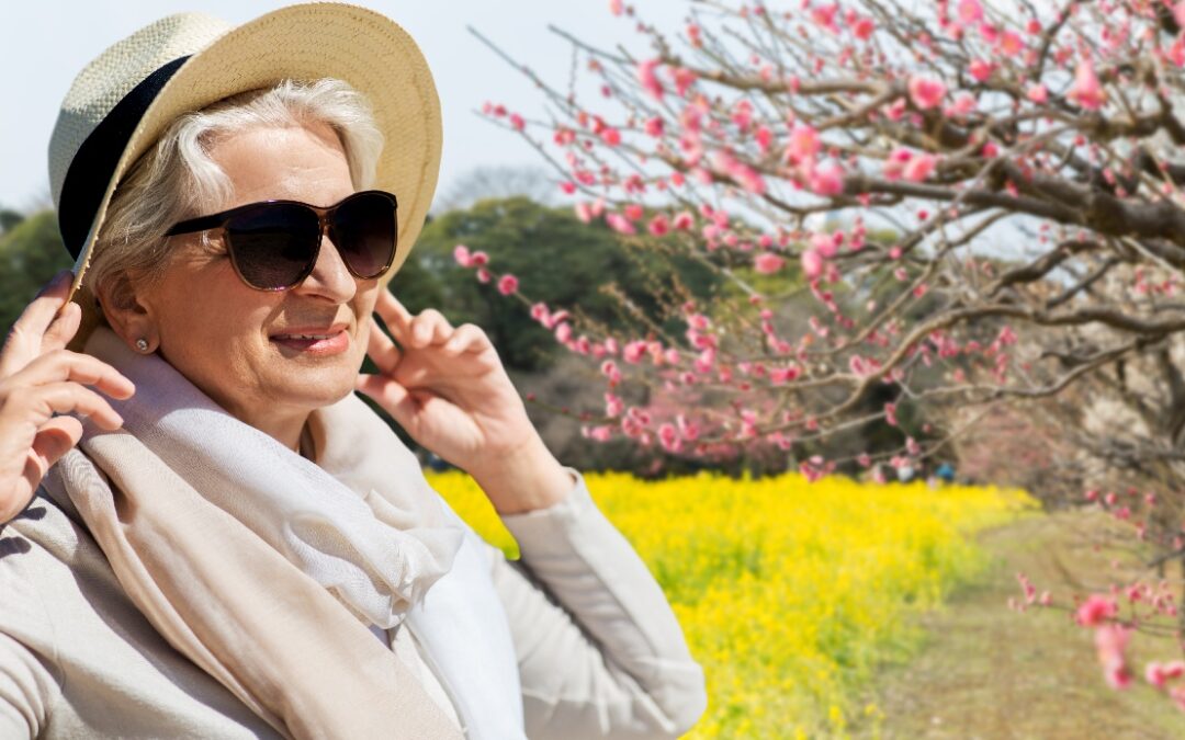 Seniorin mit Sonnenbrille und Hut