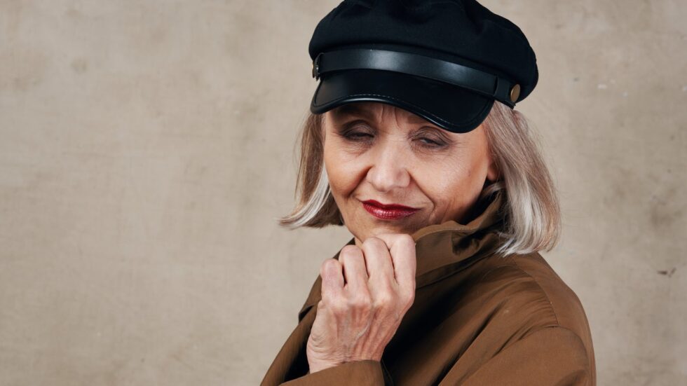 Seniorin mit warmer Muetze