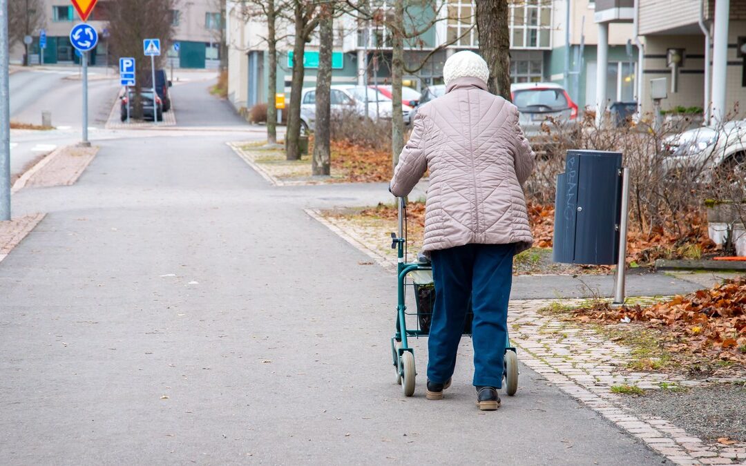 Regenschirm am Rollator oder Regencape: was Senioren bei Herbstregen besser trägt