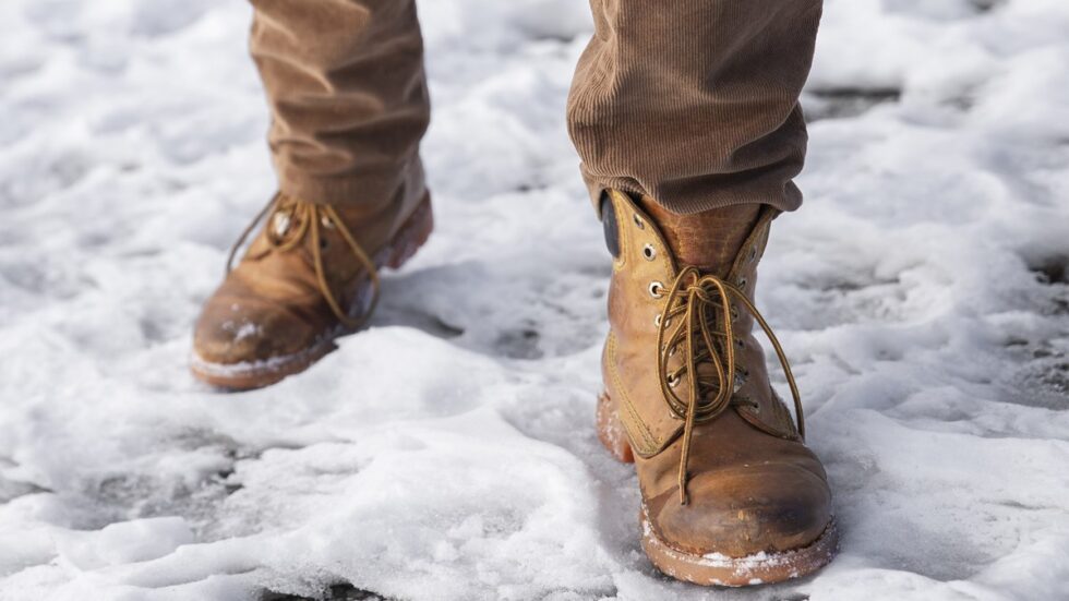 Gefuetterte Winterschuhe auf Schnee